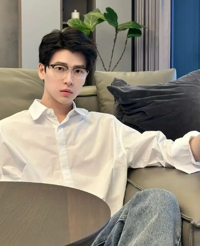 Trai đẹp mặc áo sơ mi trắng và nụ cười tươi Trai đẹp mặc áo sơ mi trắng và nụ cười tươi