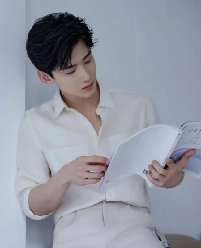 Ánh nhìn sâu lắng trai đẹp mặc áo sơ mi trắng Ánh nhìn sâu lắng trai đẹp mặc áo sơ mi trắng