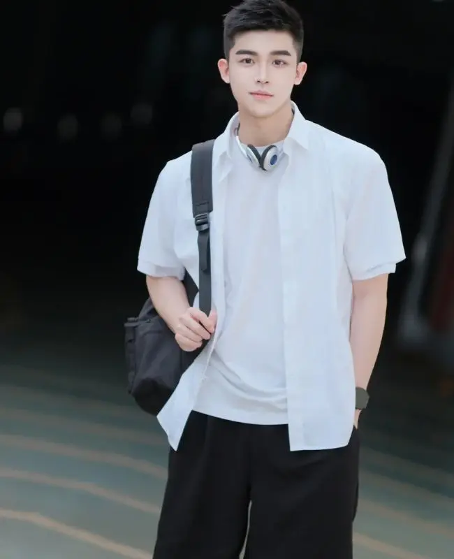 Gương mặt trai đẹp mặc áo sơ mi trắng và nụ cười hiền Gương mặt trai đẹp mặc áo sơ mi trắng và nụ cười hiền