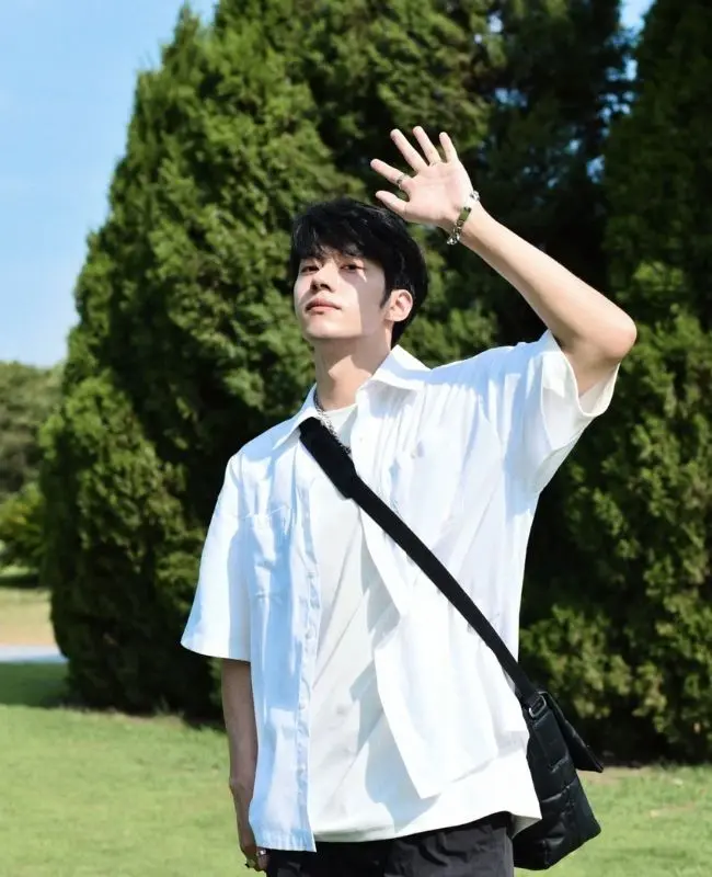 Ánh mắt lôi cuốn trai đẹp mặc áo sơ mi trắng Ánh mắt lôi cuốn trai đẹp mặc áo sơ mi trắng