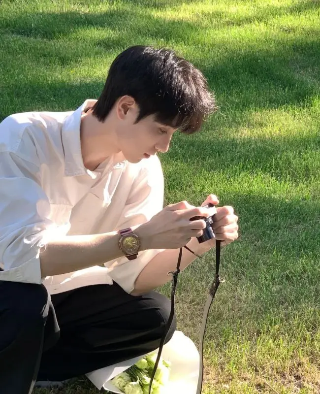 Trai đẹp mặc áo sơ mi trắng trong khung cảnh tự nhiên Trai đẹp mặc áo sơ mi trắng trong khung cảnh tự nhiên