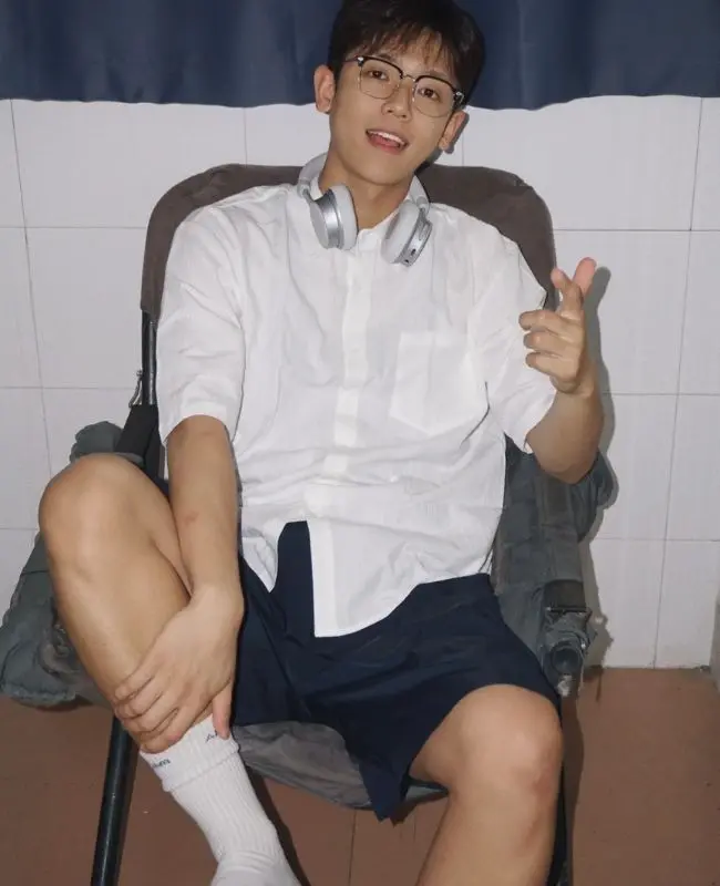 Gương mặt trai đẹp mặc áo sơ mi trắng nổi bật Gương mặt trai đẹp mặc áo sơ mi trắng nổi bật