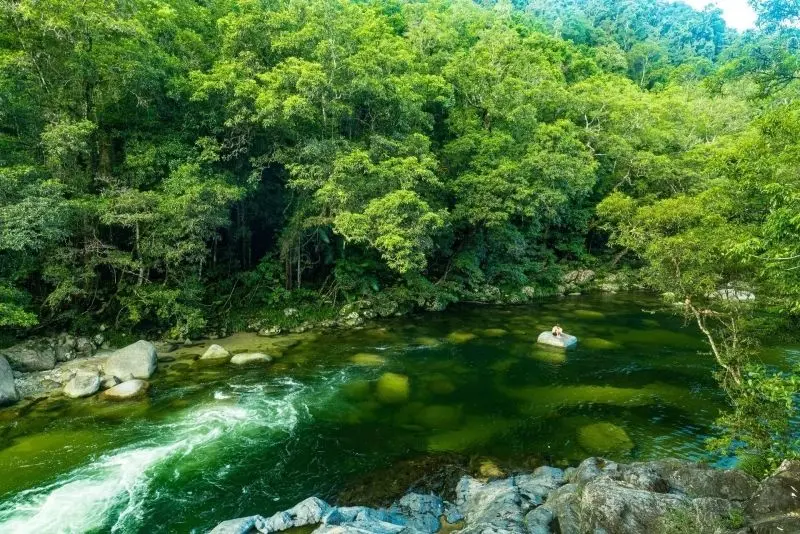 Phong cảnh dòng suối róc rách trong veo dưới ánh nắng lấp lánh. Phong cảnh dòng suối róc rách trong veo dưới ánh nắng lấp lánh.