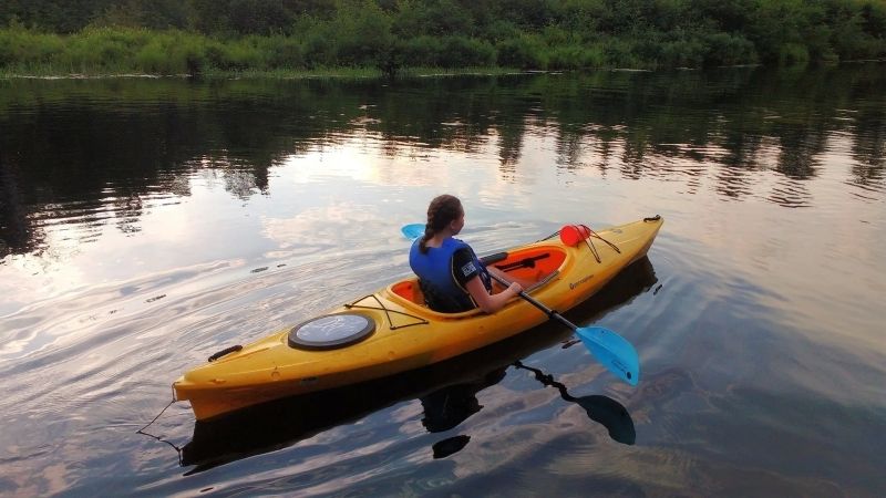 Phong cảnh thuyền kayak trên hồ đẹp, tuyệt vời cho những ai yêu thích sự yên tĩnh. Phong cảnh thuyền kayak trên hồ đẹp, tuyệt vời cho những ai yêu thích sự yên tĩnh.