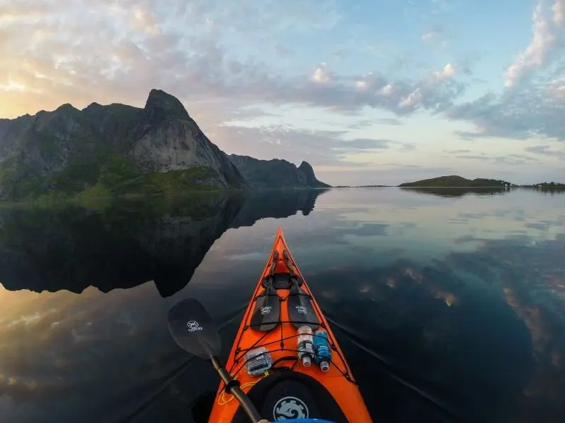 Khám phá thuyền kayak trên hồ đẹp, nơi mỗi chuyến đi là một lần khám phá vẻ đẹp tuyệt vời. Khám phá thuyền kayak trên hồ đẹp, nơi mỗi chuyến đi là một lần khám phá vẻ đẹp tuyệt vời.