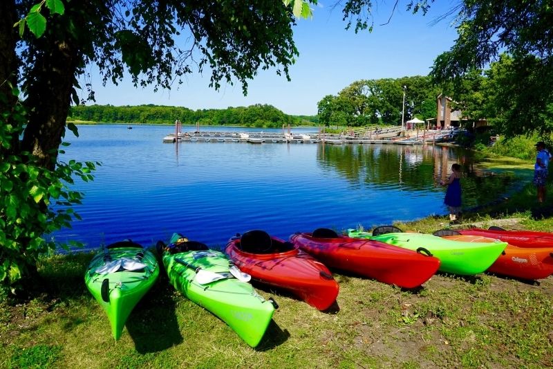 Phong cảnh thuyền kayak trên hồ đẹp, mỗi cú chèo là một trải nghiệm khó quên. Phong cảnh thuyền kayak trên hồ đẹp, mỗi cú chèo là một trải nghiệm khó quên.