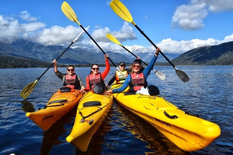 Phong cảnh thuyền kayak trên hồ đẹp, một bức tranh thiên nhiên sống động. Phong cảnh thuyền kayak trên hồ đẹp, một bức tranh thiên nhiên sống động.