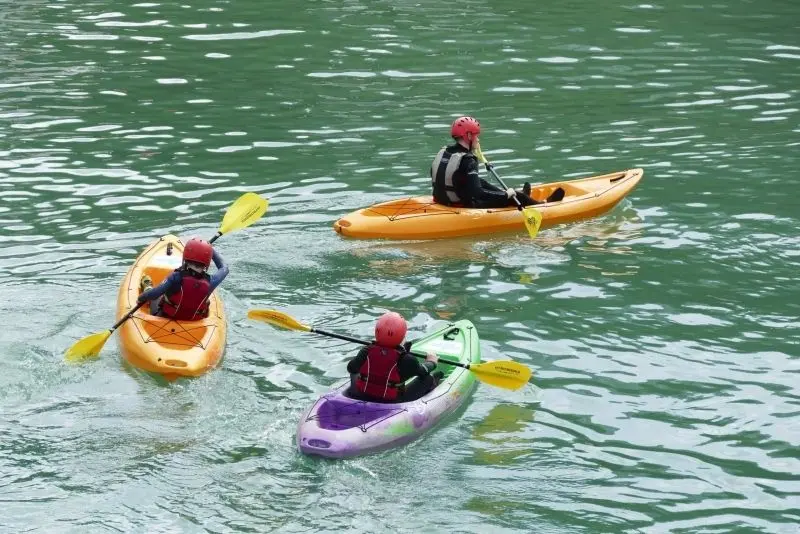 Thuyền kayak trên hồ đẹp, khám phá vẻ đẹp huyền bí của thiên nhiên qua từng nhịp chèo. Thuyền kayak trên hồ đẹp, khám phá vẻ đẹp huyền bí của thiên nhiên qua từng nhịp chèo.