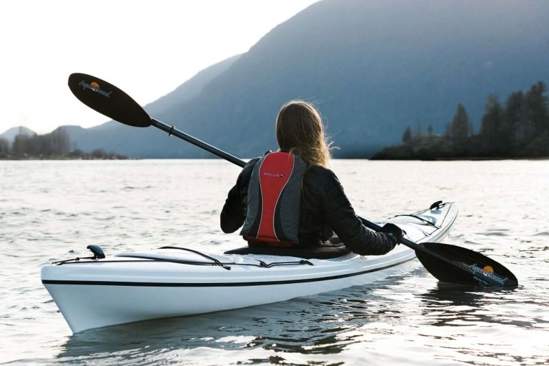 Phong cảnh thuyền kayak trên hồ đẹp, như một bức tranh tự nhiên hoàn hảo. Phong cảnh thuyền kayak trên hồ đẹp, như một bức tranh tự nhiên hoàn hảo.