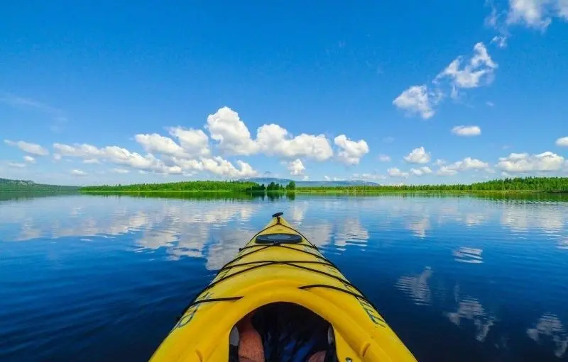 Phong cảnh thuyền kayak trên hồ đẹp, nơi những tia sáng chiếu qua mặt nước lấp lánh. Phong cảnh thuyền kayak trên hồ đẹp, nơi những tia sáng chiếu qua mặt nước lấp lánh.