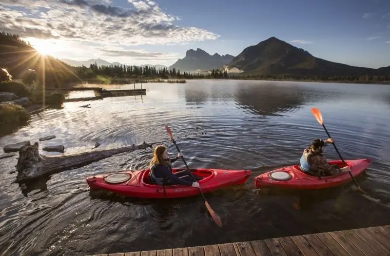 Thuyền kayak trên hồ đẹp, là cơ hội để bạn tìm lại sự bình yên trong tâm hồn. Thuyền kayak trên hồ đẹp, là cơ hội để bạn tìm lại sự bình yên trong tâm hồn.