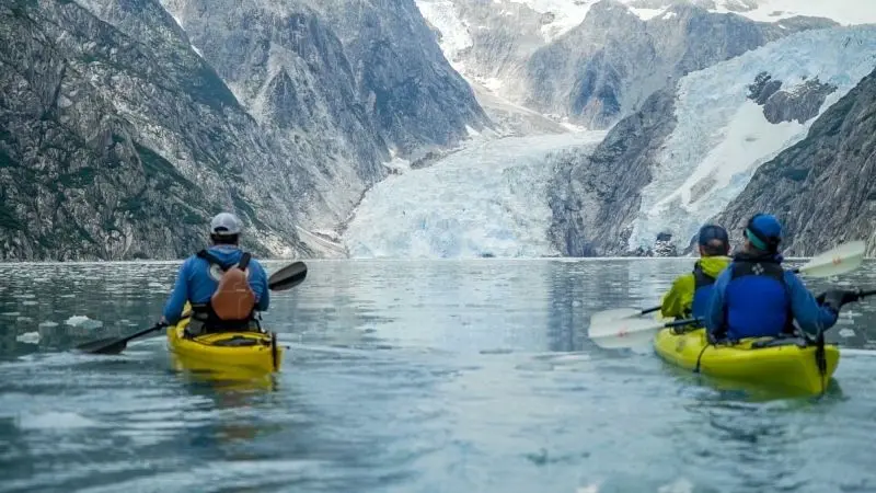 Chèo thuyền kayak trên hồ đẹp, trải nghiệm tuyệt vời cho những tín đồ yêu thiên nhiên. Chèo thuyền kayak trên hồ đẹp, trải nghiệm tuyệt vời cho những tín đồ yêu thiên nhiên.