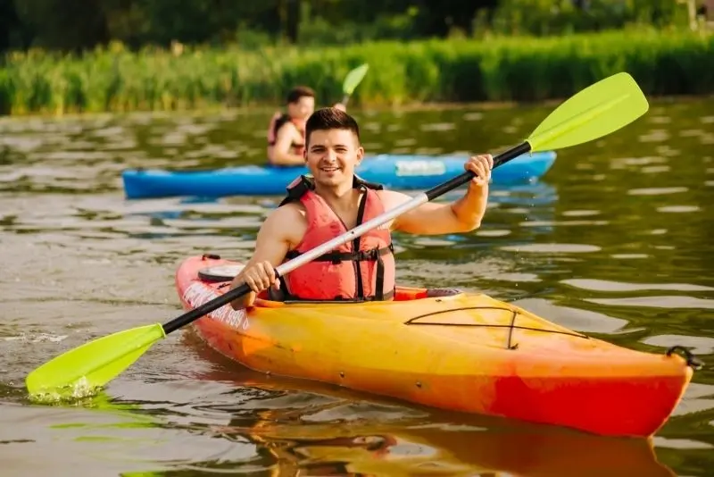 Phong cảnh thuyền kayak trên hồ đẹp, nơi bạn có thể đắm chìm trong vẻ đẹp thanh bình. Phong cảnh thuyền kayak trên hồ đẹp, nơi bạn có thể đắm chìm trong vẻ đẹp thanh bình.