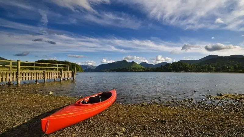 Thuyền kayak trên hồ đẹp, hành trình nhẹ nhàng giữa không gian rộng lớn và khoáng đạt. Thuyền kayak trên hồ đẹp, hành trình nhẹ nhàng giữa không gian rộng lớn và khoáng đạt.