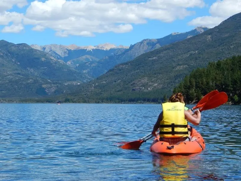 Phong cảnh thuyền kayak trên hồ đẹp, tuyệt vời cho một buổi sáng sớm bình yên. Phong cảnh thuyền kayak trên hồ đẹp, tuyệt vời cho một buổi sáng sớm bình yên.