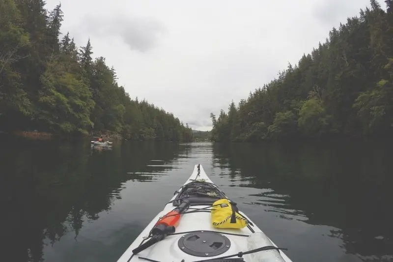 Thuyền kayak trên hồ đẹp, một chuyến đi dễ chịu giữa không gian tươi đẹp. Thuyền kayak trên hồ đẹp, một chuyến đi dễ chịu giữa không gian tươi đẹp.