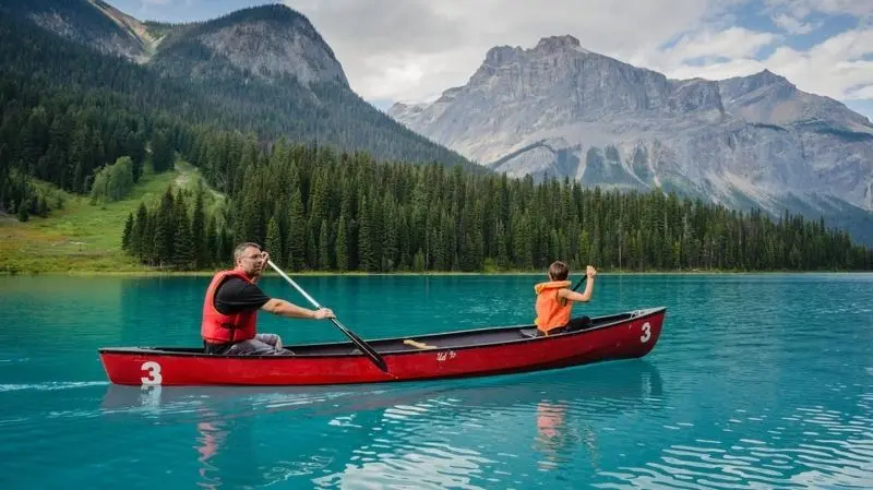 Phong cảnh thuyền kayak trên hồ đẹp, khung cảnh tựa thiên đường. Phong cảnh thuyền kayak trên hồ đẹp, khung cảnh tựa thiên đường.
