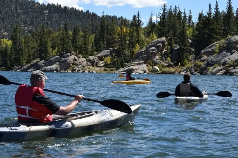 Chèo thuyền kayak trên hồ đẹp, trải nghiệm cảm giác hòa mình vào thiên nhiên tuyệt vời. Chèo thuyền kayak trên hồ đẹp, trải nghiệm cảm giác hòa mình vào thiên nhiên tuyệt vời.