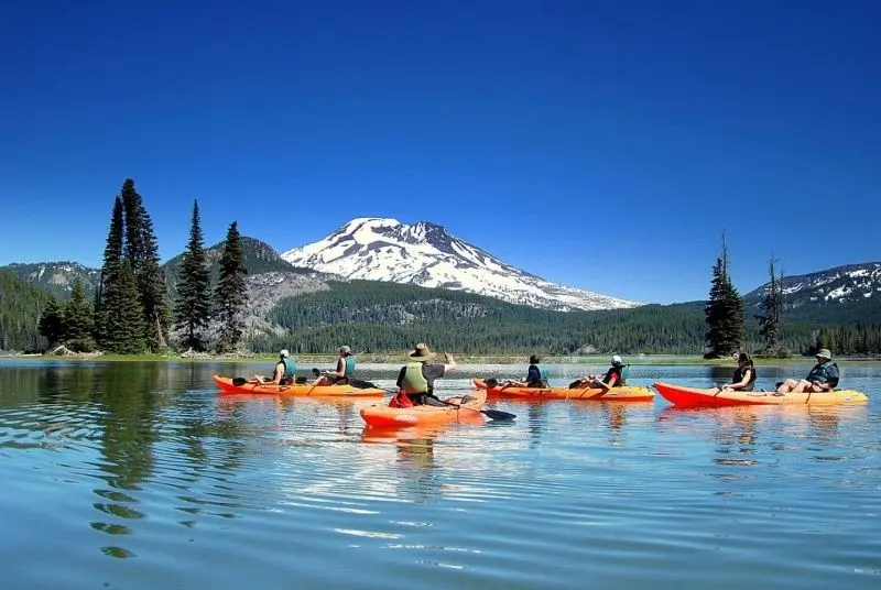 Phong cảnh thuyền kayak trên hồ đẹp, một không gian thư giãn lý tưởng. Phong cảnh thuyền kayak trên hồ đẹp, một không gian thư giãn lý tưởng.