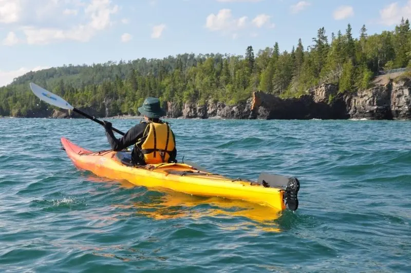 Khám phá phong cảnh thuyền kayak trên hồ đẹp, hòa quyện với sự tĩnh lặng của thiên nhiên. Khám phá phong cảnh thuyền kayak trên hồ đẹp, hòa quyện với sự tĩnh lặng của thiên nhiên.