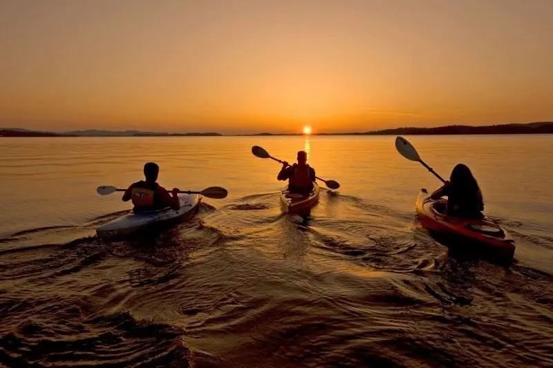 Phong cảnh thuyền kayak trên hồ đẹp, nơi mỗi phút giây trở thành kỷ niệm đáng nhớ. Phong cảnh thuyền kayak trên hồ đẹp, nơi mỗi phút giây trở thành kỷ niệm đáng nhớ.