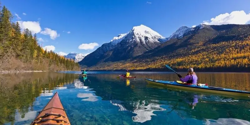 Thuyền kayak trên hồ đẹp, nơi sự yên tĩnh và thiên nhiên hòa quyện hoàn hảo. Thuyền kayak trên hồ đẹp, nơi sự yên tĩnh và thiên nhiên hòa quyện hoàn hảo.
