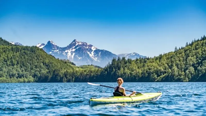 Thuyền kayak trên hồ đẹp, khung cảnh trong lành và tuyệt vời cho những chuyến đi thư giãn. Thuyền kayak trên hồ đẹp, khung cảnh trong lành và tuyệt vời cho những chuyến đi thư giãn.