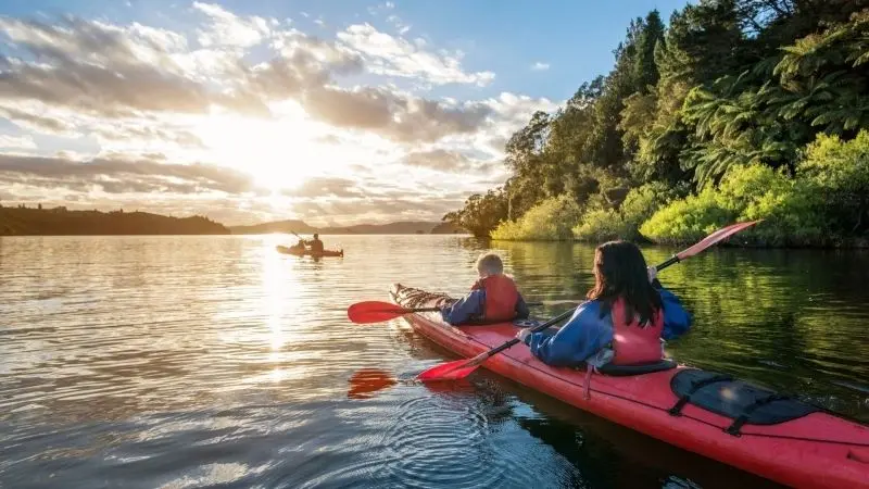 Thuyền kayak trên hồ đẹp, một trải nghiệm tuyệt vời cho những người yêu thích thiên nhiên. Thuyền kayak trên hồ đẹp, một trải nghiệm tuyệt vời cho những người yêu thích thiên nhiên.