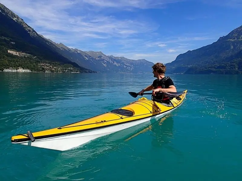 Thuyền kayak trên hồ đẹp, trải nghiệm khoảnh khắc bình dị giữa thiên nhiên hùng vĩ. Thuyền kayak trên hồ đẹp, trải nghiệm khoảnh khắc bình dị giữa thiên nhiên hùng vĩ.