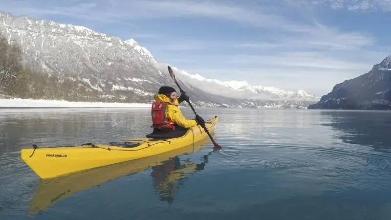 Phong cảnh thuyền kayak trên hồ đẹp, nơi bình minh và hoàng hôn gặp gỡ trên mặt nước. Phong cảnh thuyền kayak trên hồ đẹp, nơi bình minh và hoàng hôn gặp gỡ trên mặt nước.