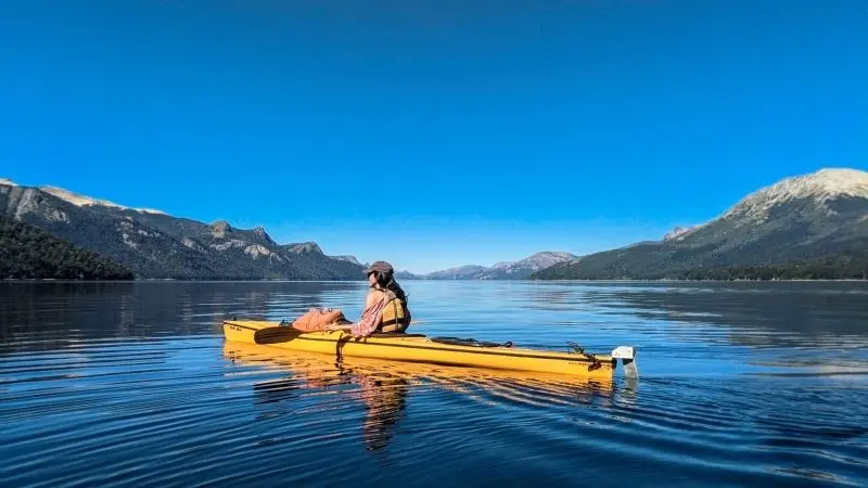 Thuyền kayak trên hồ đẹp, đắm mình trong không gian mát mẻ và rộng lớn. Thuyền kayak trên hồ đẹp, đắm mình trong không gian mát mẻ và rộng lớn.