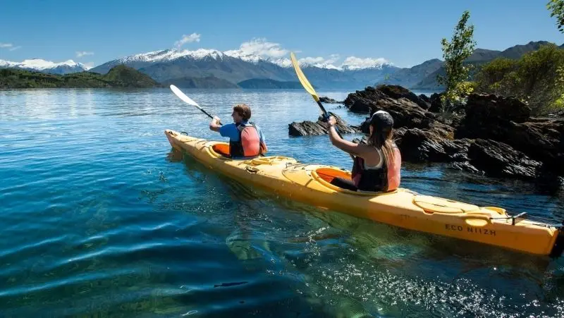 Phong cảnh thuyền kayak trên hồ đẹp, không gian rộng lớn và yên bình đến lạ. Phong cảnh thuyền kayak trên hồ đẹp, không gian rộng lớn và yên bình đến lạ.