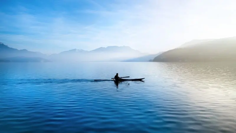 Khám phá thuyền kayak trên hồ đẹp, trải nghiệm hòa mình vào một không gian tĩnh lặng. Khám phá thuyền kayak trên hồ đẹp, trải nghiệm hòa mình vào một không gian tĩnh lặng.