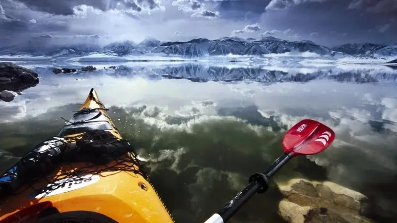 Thuyền kayak trên hồ đẹp, cảm giác thư giãn tuyệt đối trong không gian thiên nhiên tuyệt vời. Thuyền kayak trên hồ đẹp, cảm giác thư giãn tuyệt đối trong không gian thiên nhiên tuyệt vời.
