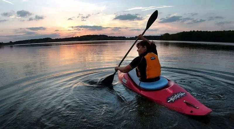 Khám phá thuyền kayak trên hồ đẹp, tìm thấy sự bình yên giữa không gian bao la. Khám phá thuyền kayak trên hồ đẹp, tìm thấy sự bình yên giữa không gian bao la.