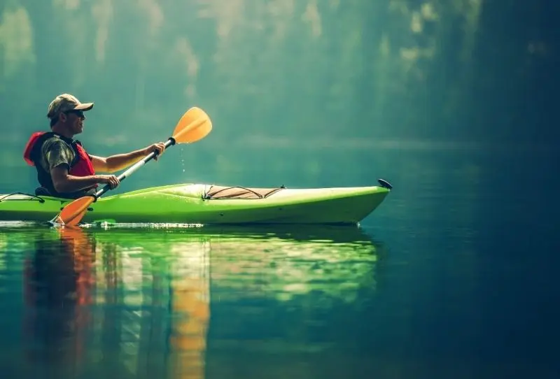 Thuyền kayak trên hồ đẹp, khung cảnh yên tĩnh và bình dị khiến lòng người thảnh thơi. Thuyền kayak trên hồ đẹp, khung cảnh yên tĩnh và bình dị khiến lòng người thảnh thơi.