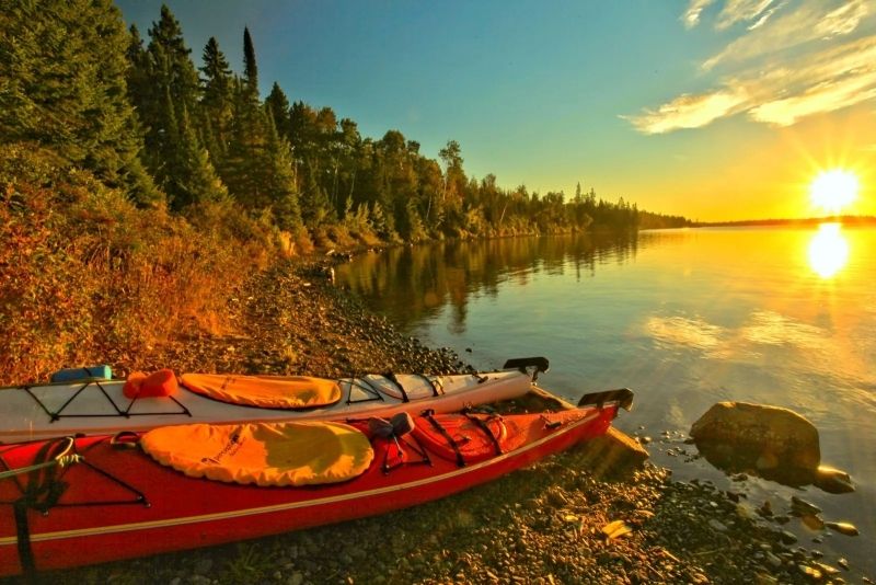 Phong cảnh thuyền kayak trên hồ đẹp, nơi mọi lo toan tan biến trong làn nước trong vắt. Phong cảnh thuyền kayak trên hồ đẹp, nơi mọi lo toan tan biến trong làn nước trong vắt.