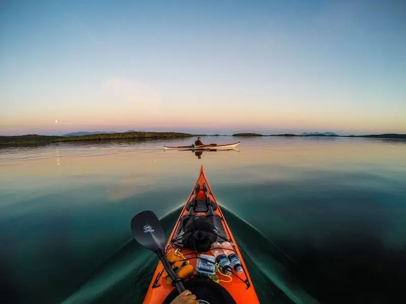 Trải nghiệm chèo thuyền kayak trên hồ đẹp, hòa mình vào thiên nhiên xanh mát. Trải nghiệm chèo thuyền kayak trên hồ đẹp, hòa mình vào thiên nhiên xanh mát.