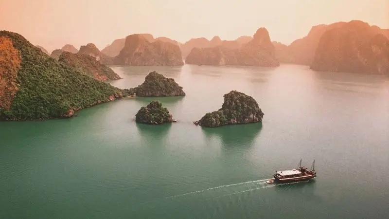Thiên nhiên Việt Nam mang vẻ đẹp chân thật và thanh bình. Thiên nhiên Việt Nam mang vẻ đẹp chân thật và thanh bình.