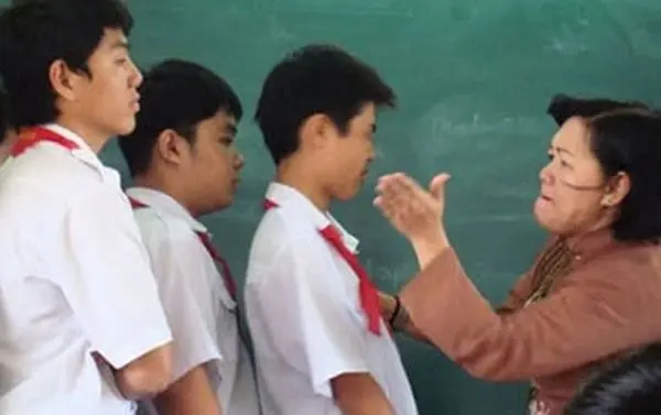 Meme giáo viên tát học sinh hài hước