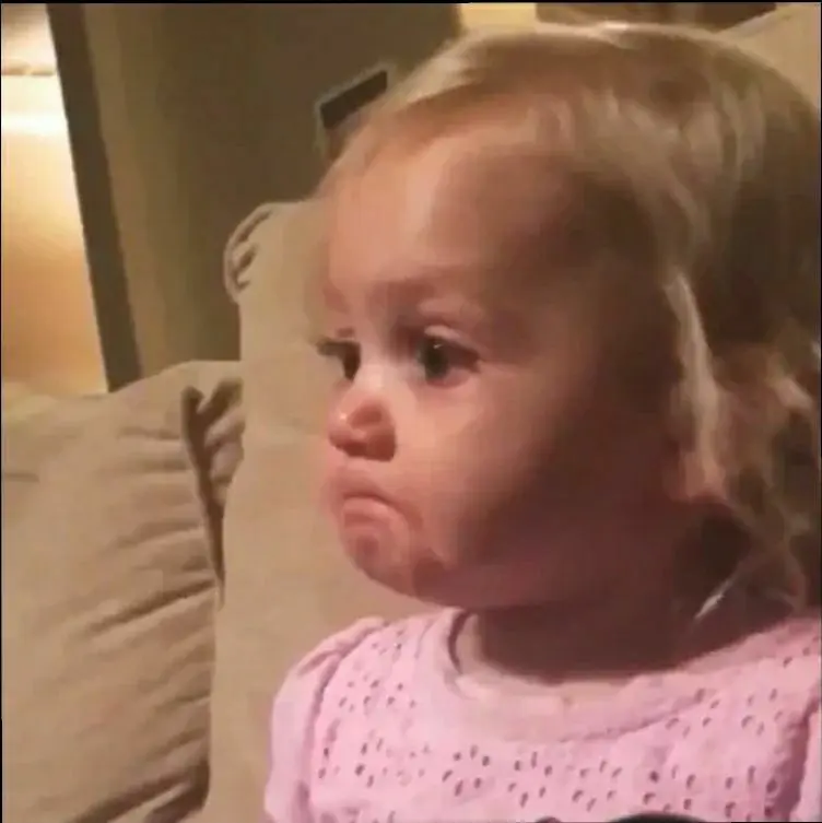 Meme em bé với nụ cười tươi sáng khiến mọi người cảm thấy vui vẻ