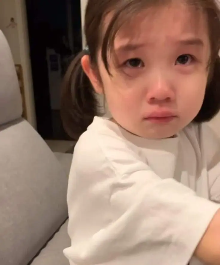 Meme em bé với biểu cảm ngây thơ nhưng vô cùng hài hước