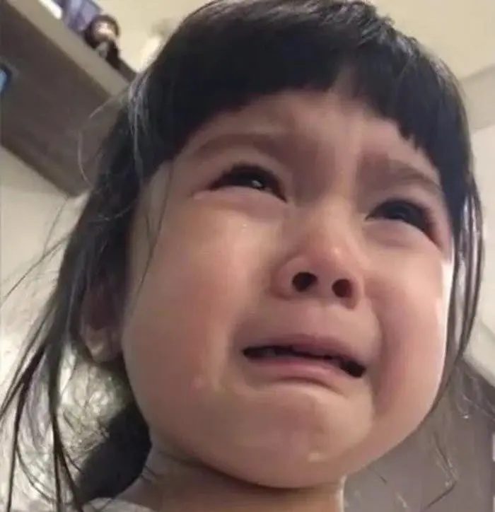 Meme em bé với ánh mắt dễ thương làm không khí thêm phần vui nhộn