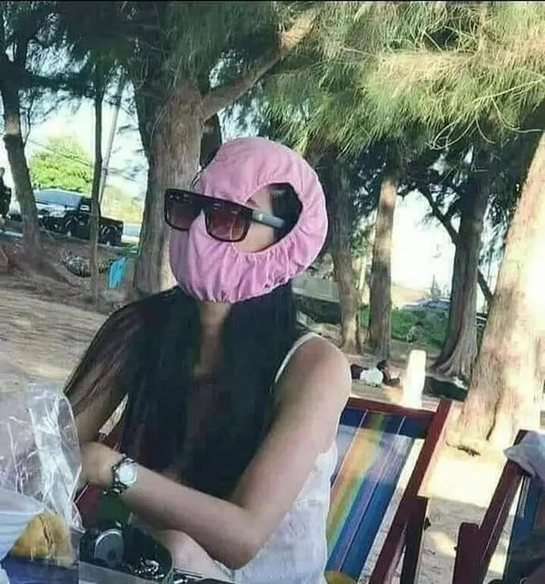 Meme đội quần mang đến sự hài hước trong những tình huống bất ngờ