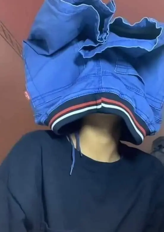 Meme đội quần thể hiện sự ngạc nhiên của nhân vật một cách dễ thương
