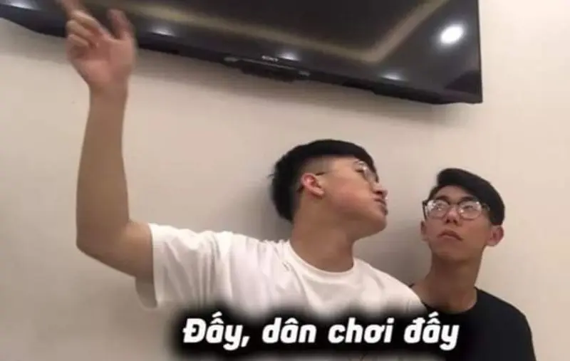 Meme chỉ tay dân chơi đấy