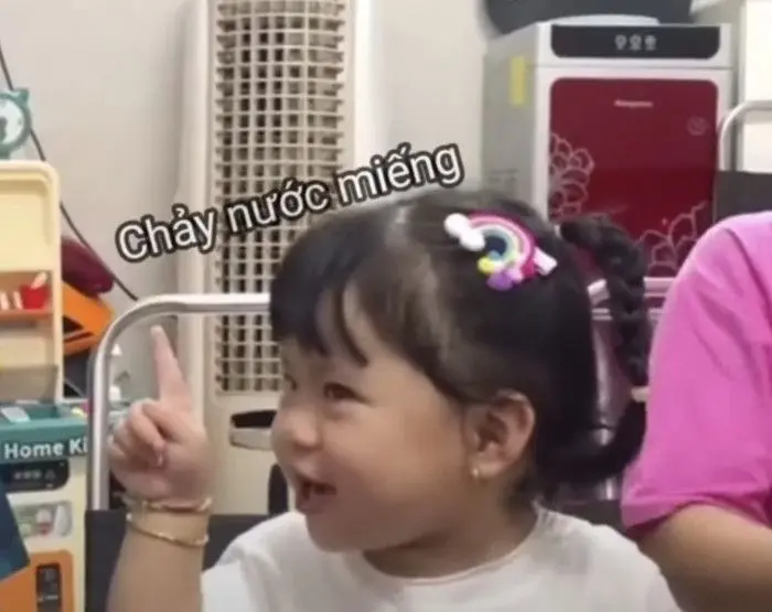 Meme chỉ tay chảy nước miếng hài hước và thú vị