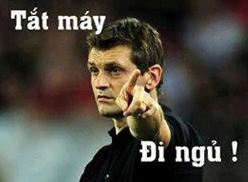 Meme chỉ tay tắt máy đi ngủ hài hước