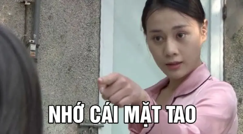 Meme Quỳnh Búp Bê chỉ tay hài hước