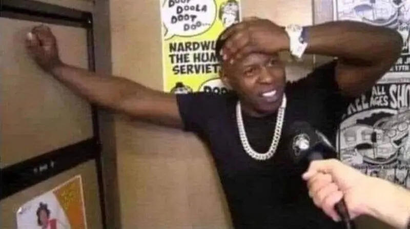 Meme anh da đen chống tay hài hước